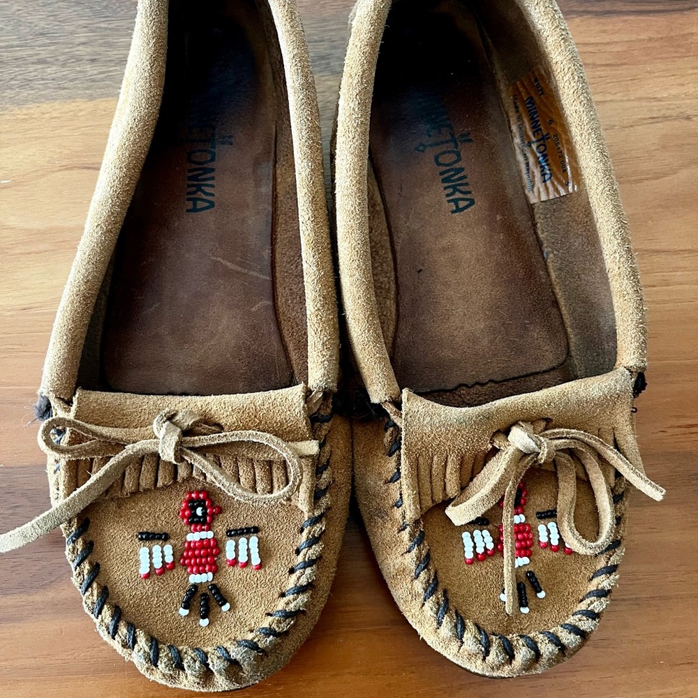 Minnetonka Thunderbird Beaded
Moccasins | Tan Suede | Size